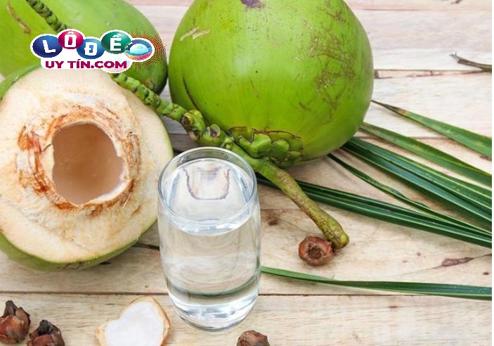 Ngủ mơ thấy quả dừa đánh số gì chắc thắng - hình ảnh đang chặt dừa lấy nước