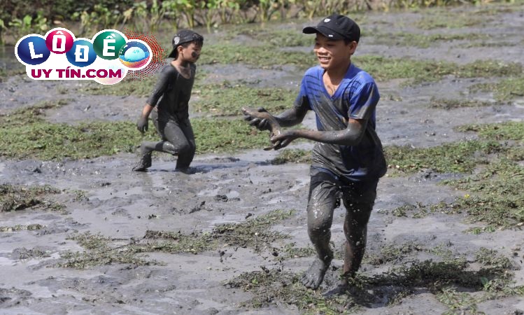 Mơ thấy lội bùn - giấc mơ thấy người dính đầy bùn là điềm báo tình duyên tốt lành