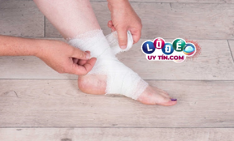 Điềm báo mơ thấy chảy máu chân đánh con gì khi bị rắn cắn